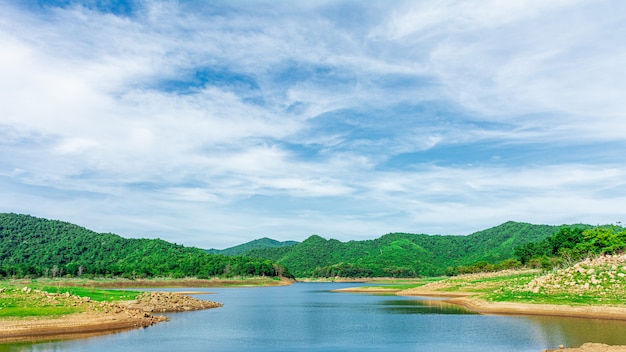 Lago e montanha no verão.