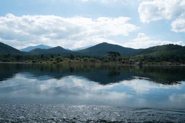 Lago e montanha verde