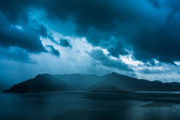 lago e montanhas com nuvens de chuva Montanhas e rios com nuvens de chuva