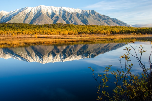 Lago e montanhas da Sibéria com reflexão