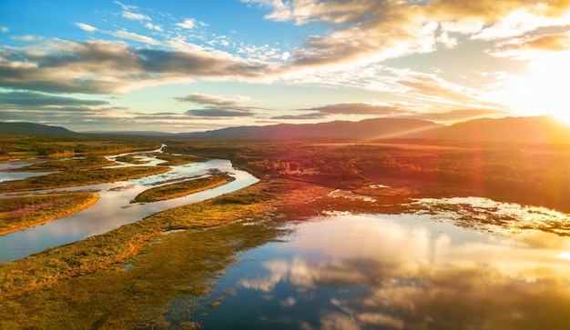 Foto lago e paisagem no colorido nascer do sol em newfoundland, canadá