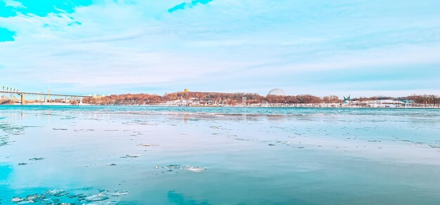 lago e rio no tempo frio com neve