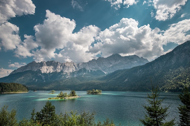 Foto lago eibsee e montanha zugspitze em um dia ensolarado de verão na alemanha