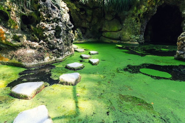 Lago em cavernas