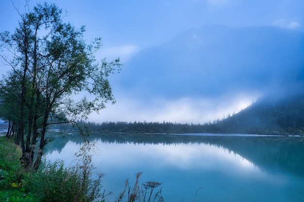 Lago em dolomitas, itália.