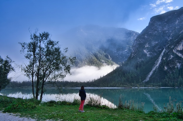 Lago em dolomitas, itália.