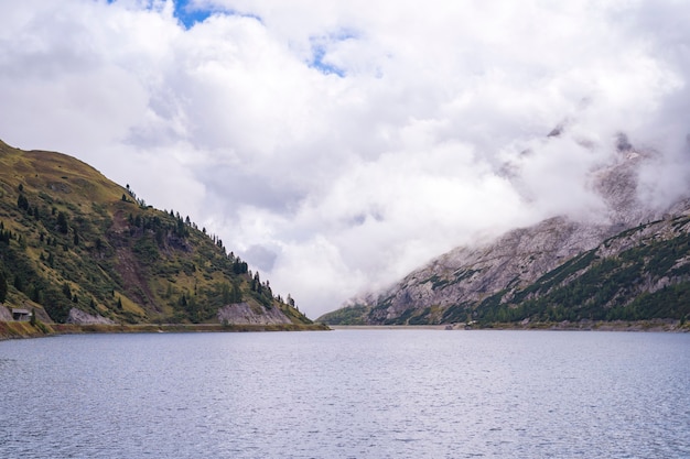 lago em dolomitas