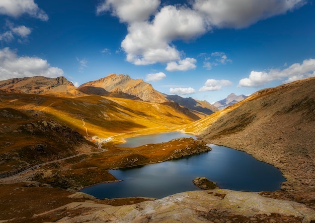 Lago em paisagem alpina