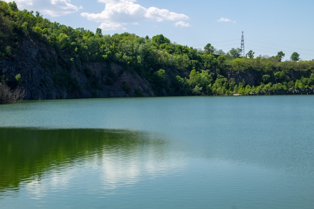 Lago em pedreira abandonada