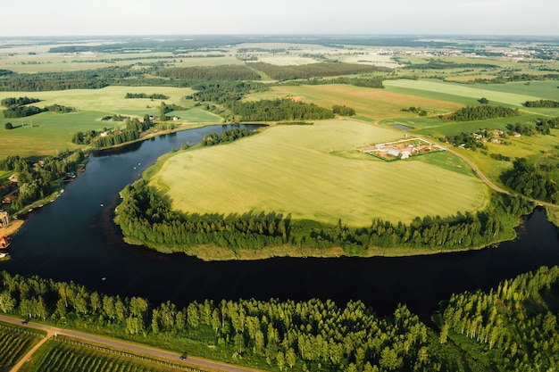 Lago em um campo verde em forma de ferradura na região de mogilev