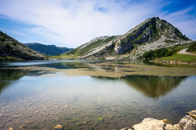 Lago Enol em Picos de Europa Asturias Espanha