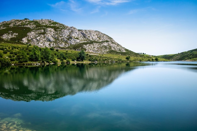 Lago Enol em Picos de Europa Asturias Espanha