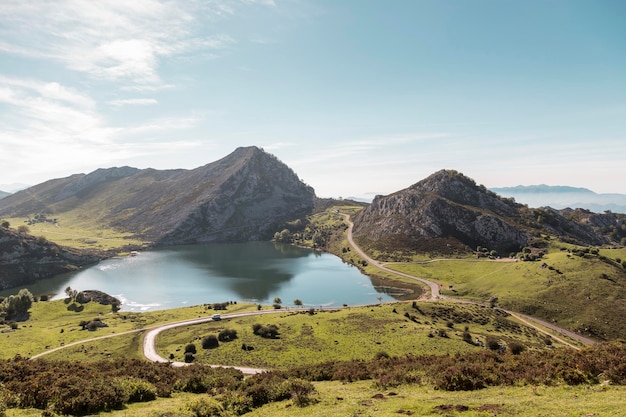 Lago Enol no parque natural dos lagos de Covadonga Picos de Europa Asturias Espanha