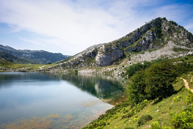 Lago Enol en Picos de Europa Asturias España