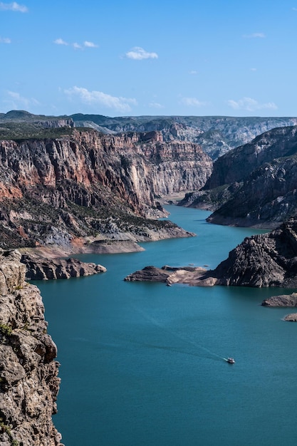 Foto lago entre montanhas com travessia de barco