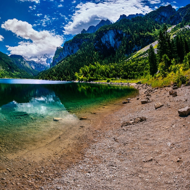 Lago entre montanhas