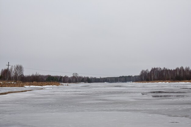 El lago está cubierto de hielo en invierno.