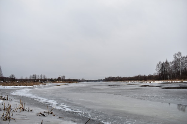 El lago está cubierto de hielo en invierno.