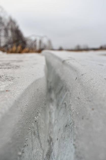 El lago está cubierto de hielo en invierno.