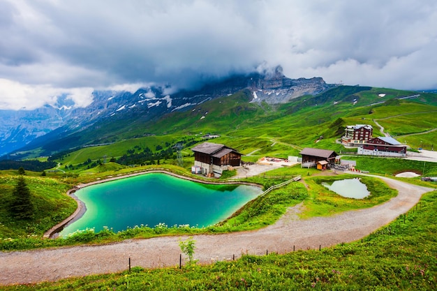 Lago Fallbodensee en el valle de Lauterbrunnen