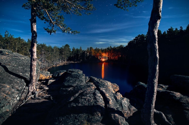 Lago con fogata en la noche