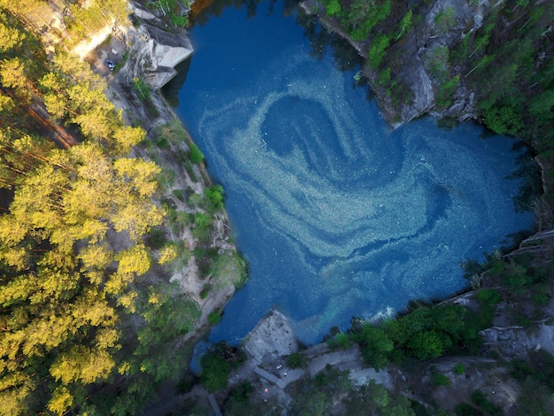 Un lago en forma de corazón en las montañasfoto a vista de pájaro