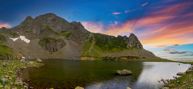 Lago glacial de Avusor Lago corazón en las montañas Kackar Meseta de Avusor Rize Turquía