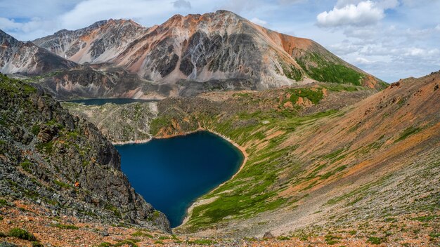 Lago glacial azul no alto das montanhas. Paisagem verde atmosférica com um lago em um vale de alta altitude. Montanhas Altai.