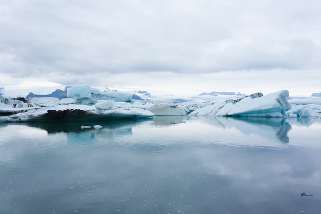 Lago glacial Jokulsarlon, Islândia. Icebergs flutuando na água