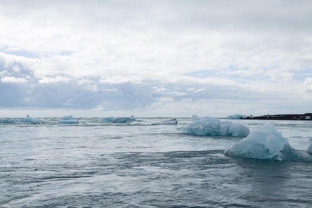 Lago glacial Jokulsarlon, Islândia. Icebergs flutuando na água