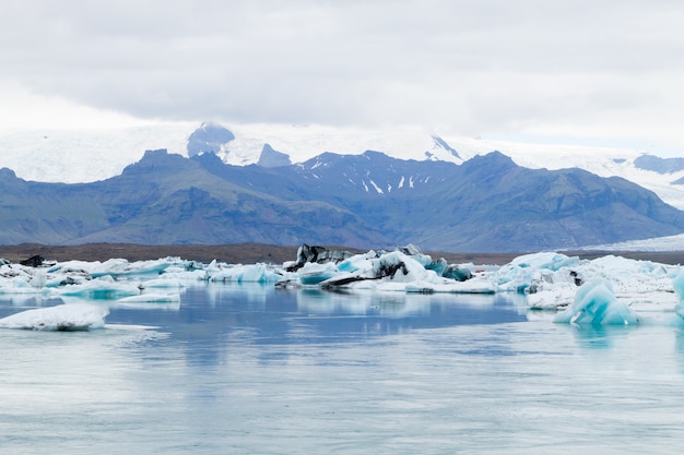 Lago glaciar Jokulsarlon, Islandia. Icebergs flotando en el agua. Paisaje de islandia