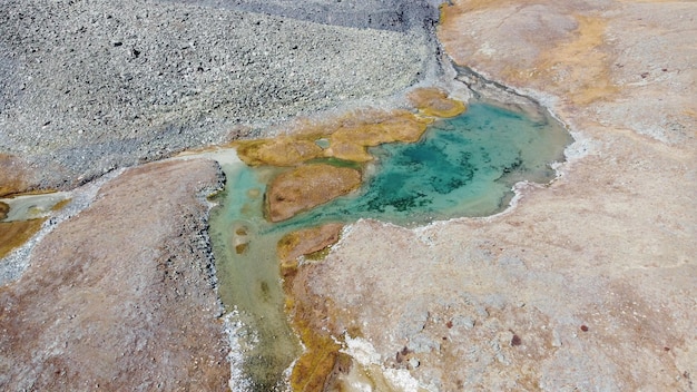 Lago glaciar de montaña Pintoresco lugar escondido en las montañas Vacaciones de estilo al aire libre Viajes de aventura en la vida silvestre nadie Vista aérea del paisaje del valle de la montaña foto de archivo