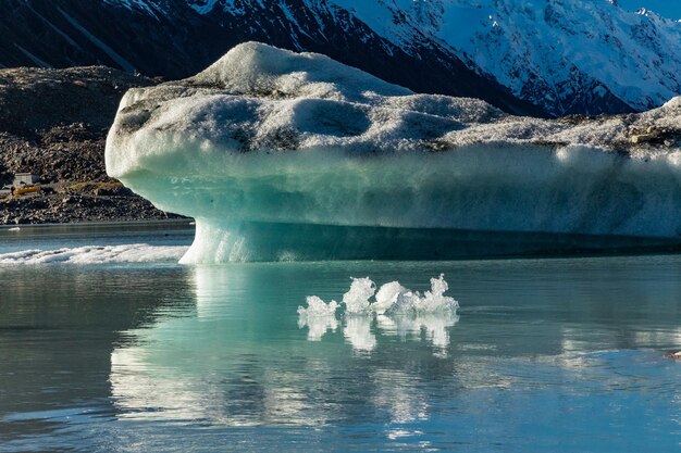 Foto lago glaciar de tasmania con icebergs y montañas parque nacional aoraki mount cook nueva zelanda