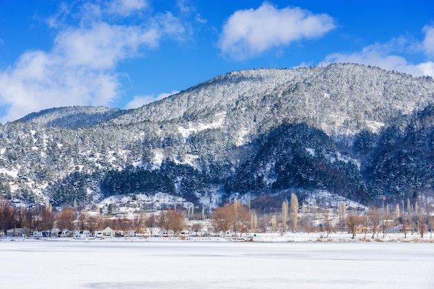 Lago Golcuk congelado. Paisaje nevado. Bozdag, Esmirna - Turquía