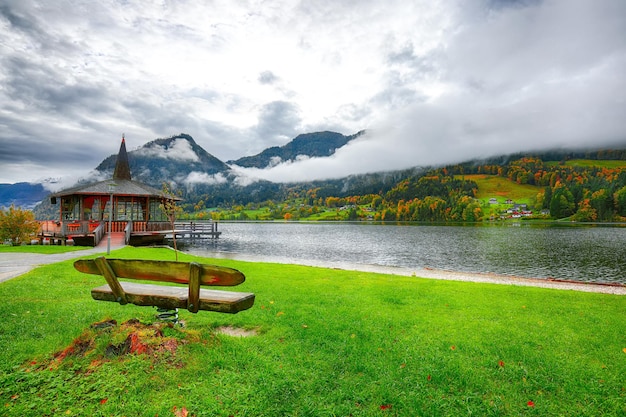 Lago Grundlsee en las montañas de los Alpes