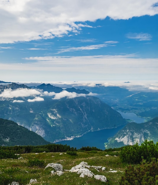 Foto lago hallstatt dachstein paisaje de montaña tomado de la famosa pasarela de hallstatt en austria