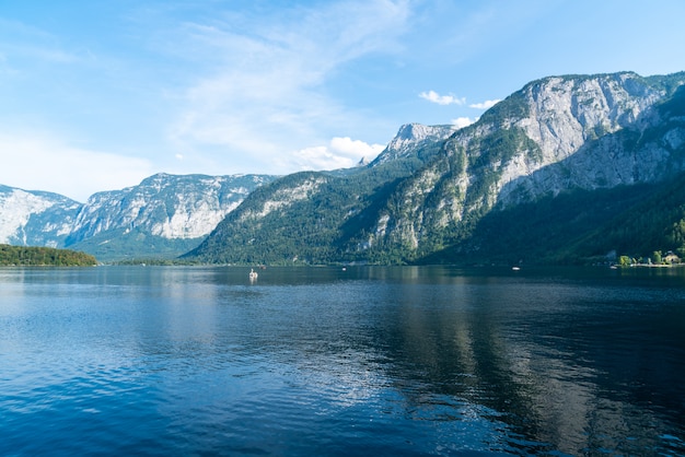Lago hallstatter em alpes austríacos