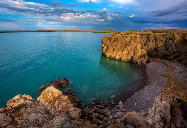 Lago con hermosas rocas