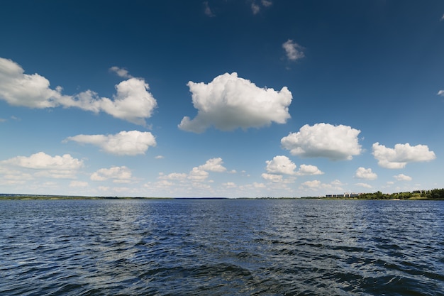 Lago y hermoso cielo azul con nubes