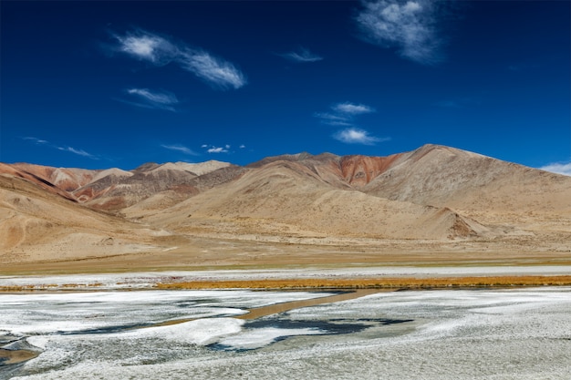 Lago Himalaya Tso Kar en Himalaya, Ladakh, India