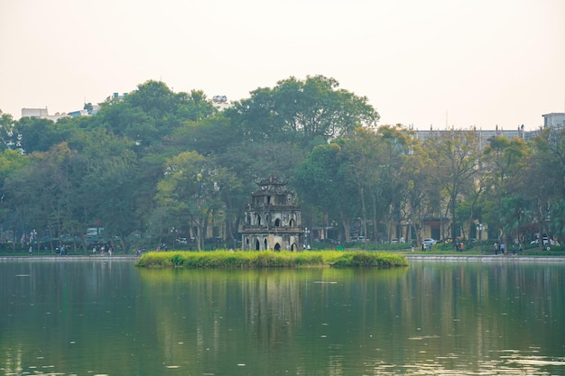 Lago Hoan Kiem Ho Guom o lago Sword en el centro de Hanoi en la niebla de la mañana El lago Hoan Kiem es un lugar turístico famoso en Hanoi Concepto de viaje y paisaje Enfoque selectivo