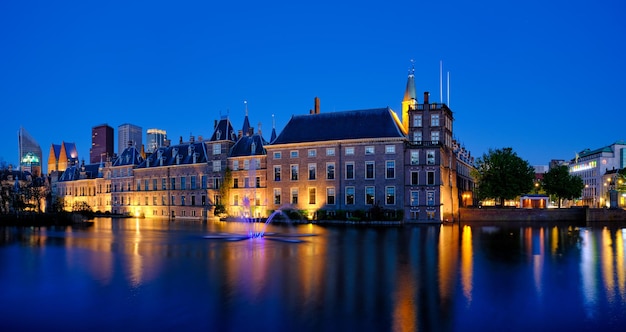 El lago Hofvijver y el Binnenhof de La Haya