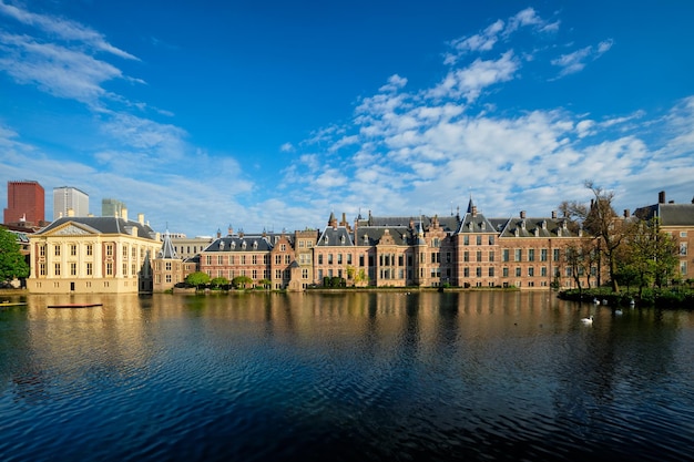El lago Hofvijver y el Binnenhof La Haya