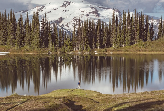 Lago Image e Glacier Peak em Washington, EUA