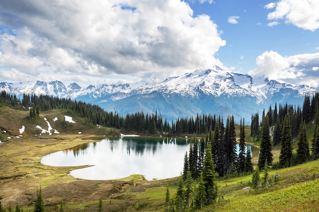 Lago Image e Glacier Peak em Washington, EUA