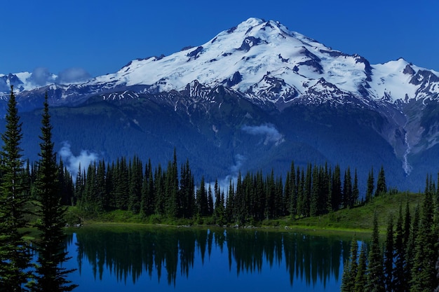 Lago Image y Glacier Peak en Washington, EE.UU.