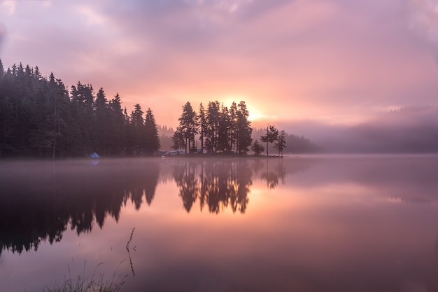 Foto lago impressionantemente bonito shiroka polyana da montanha na montanha de rodopi, bulgária.