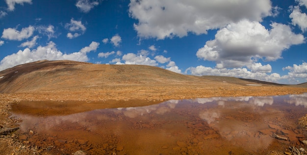 Lago inusual con agua roja