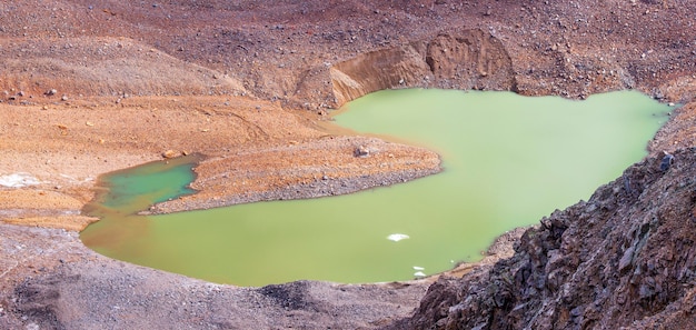 Lago inusual al pie de un circo de montaña