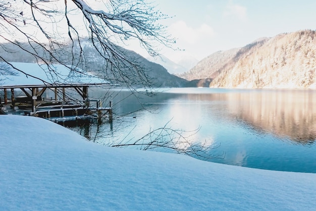 Lago de invierno en los Alpes alemanes nieve y luz del sol